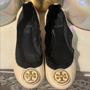 Tory Burch 8.5M Cream and Black Caroline Leather Ballet Flats with Gold Logo
